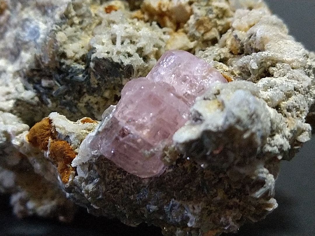 鉱物標本 ピンクアパタイト 燐灰石 パキスタン産 母岩付き 原石 大型標本