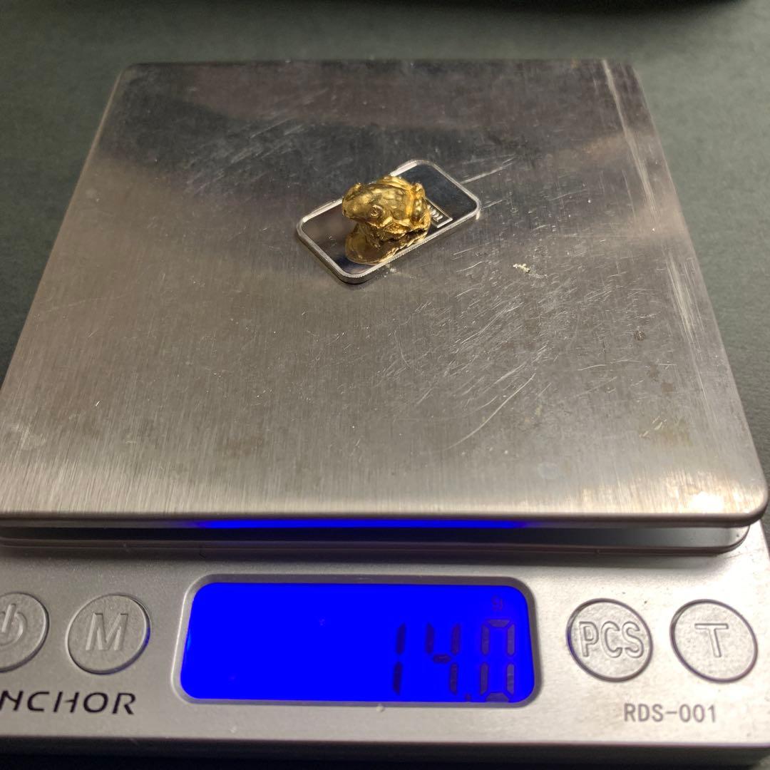 金の蛙 （台座付き） Pt 刻印 14g ② 【工芸品】