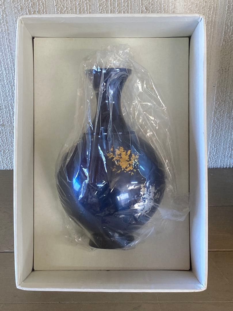 青い漆器花瓶 金箔装飾 木製台座付き