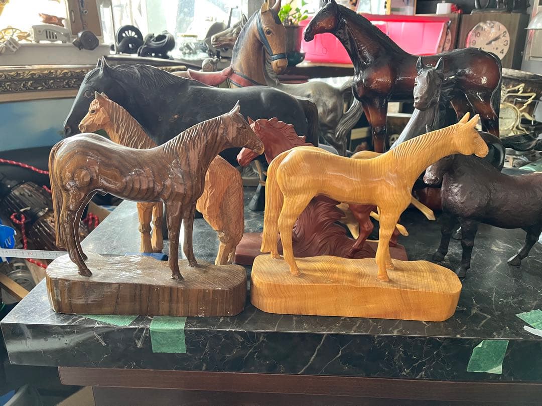馬の一刀彫り、一位一刀彫、土台付き一刀彫り馬、飛騨一刀彫り風、木目が綺麗な馬彫刻
