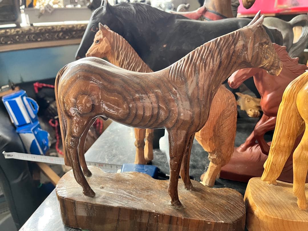 馬の一刀彫り、一位一刀彫、土台付き一刀彫り馬、飛騨一刀彫り風、木目が綺麗な馬彫刻
