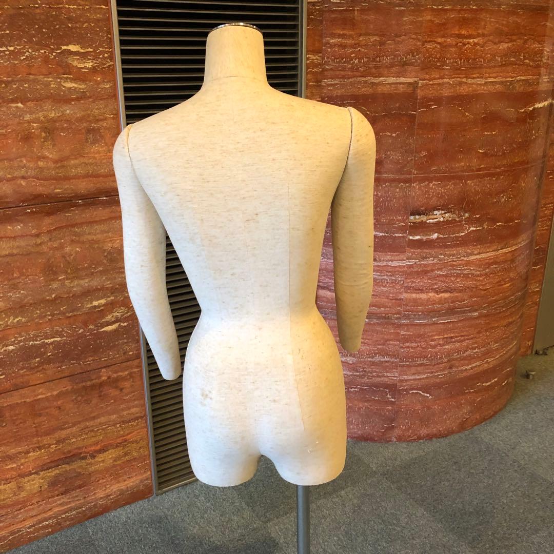 女性用 マネキン トルソー 腕付きタイプ・スタンド付きベージュ