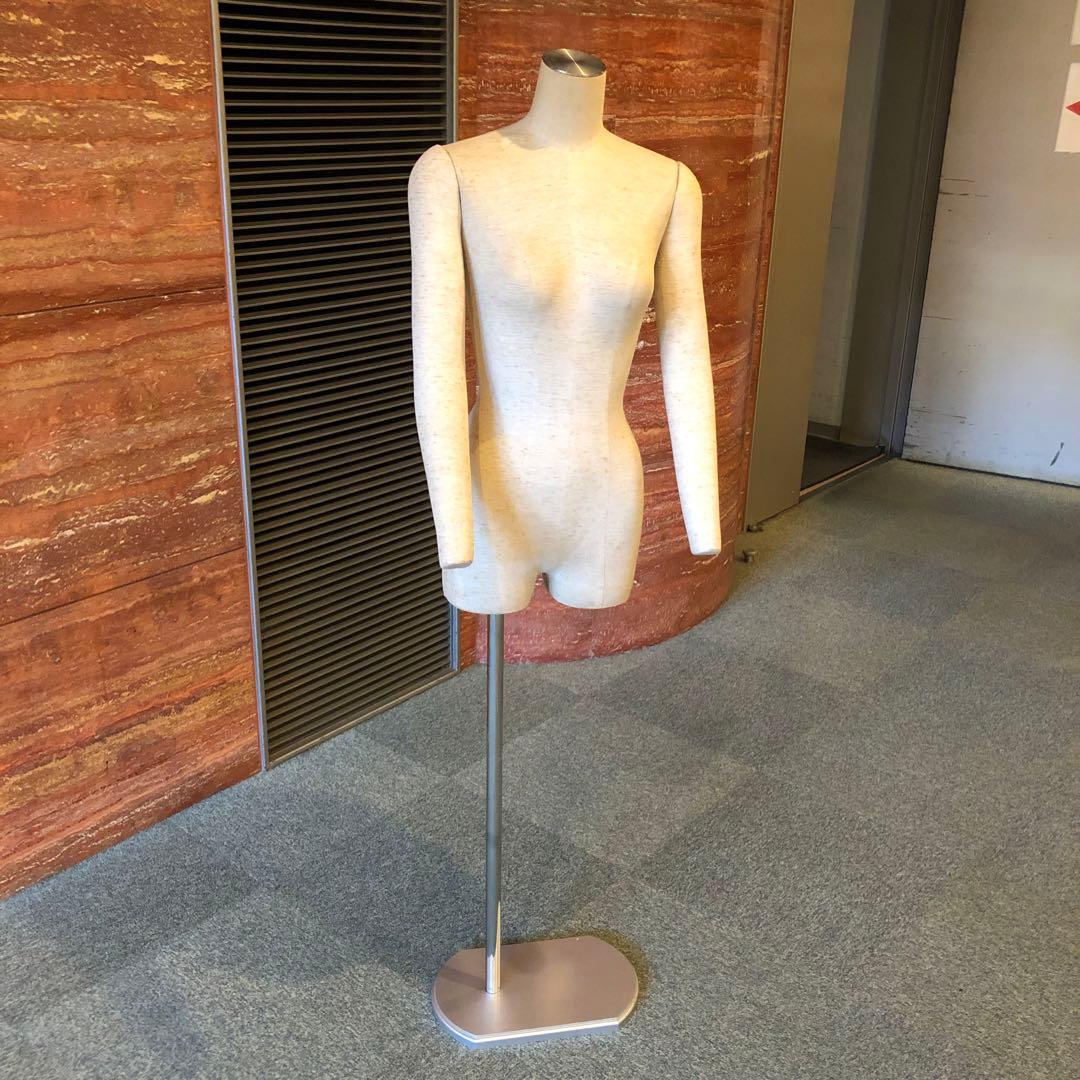 女性用 マネキン トルソー 腕付きタイプ・スタンド付きベージュ