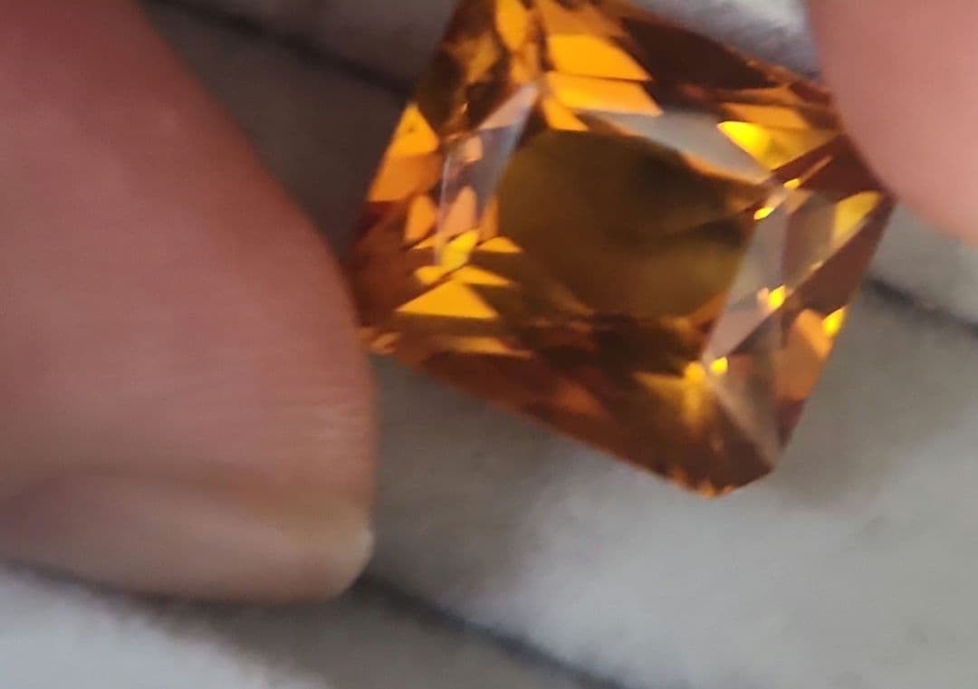 特大ゴールデンサファイア 14.250ct