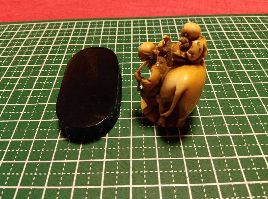 古美術品　牛に乗った僧侶の彫刻