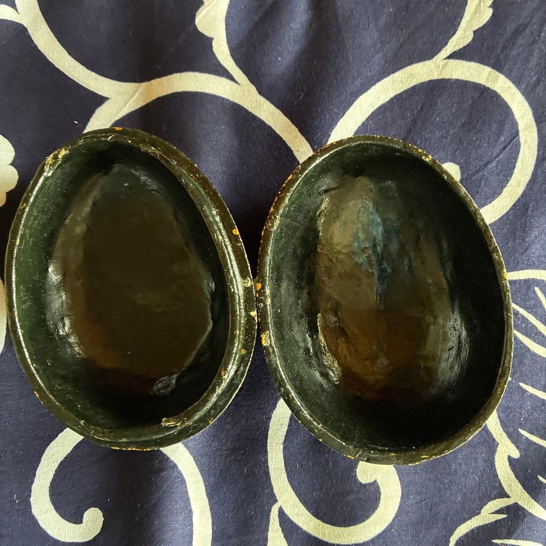 卵型の緑と金の小物入れ