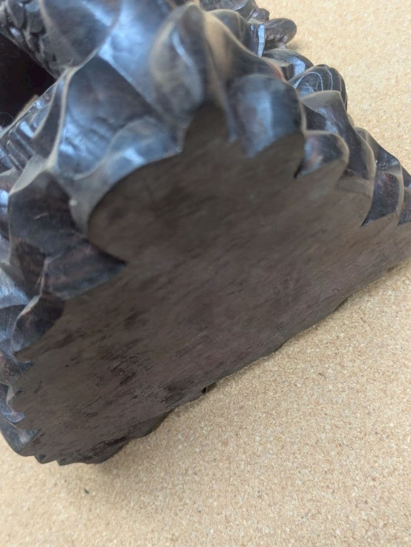 霊鳥ガルーダに乗るヴィシュヌ神　木製彫刻