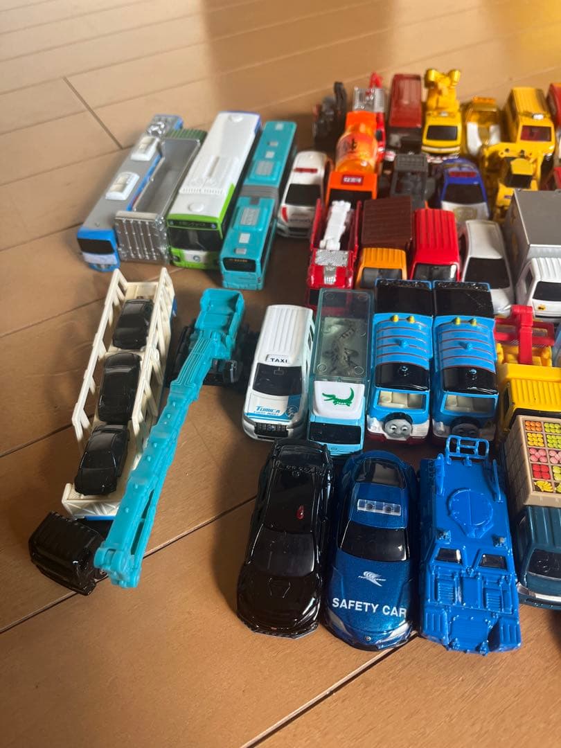 トミカ　ジャンク品120台まとめ売り　キャリアカー　警察車両　消防車両など