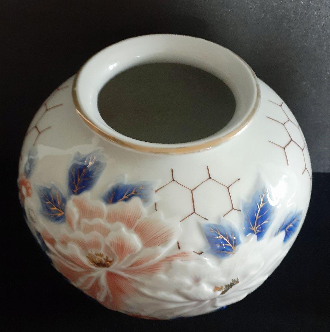 【時代古作品】肥前有田焼　在銘　陽刻浮彫　金彩色絵　牡丹に菊花図　花入れ　花瓶