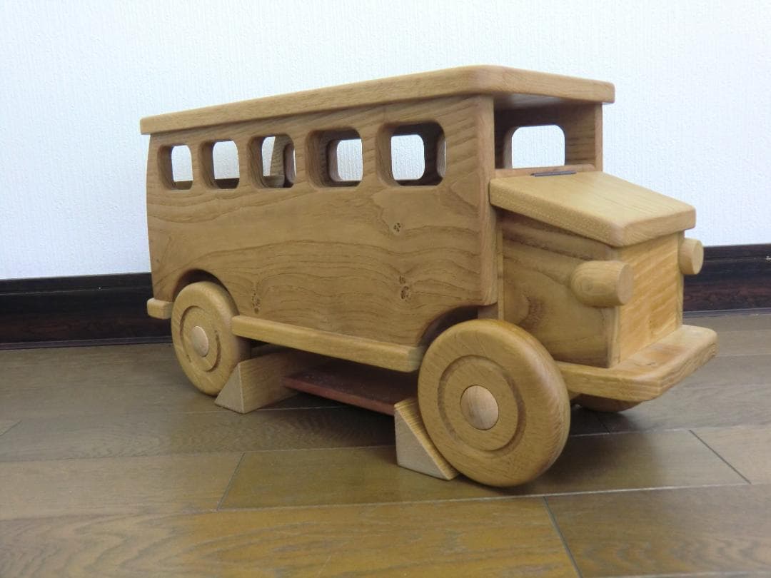 236新品・未使用　木のおもちゃ　手作り木製自動車 バス　木製玩具　乗用玩具