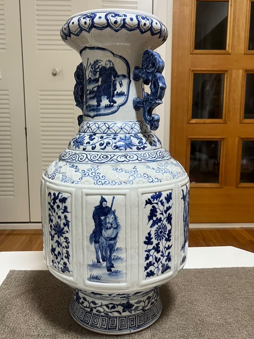 中国美術 清朝清代 青花刀馬人物図紋瓶 美品 陶磁器 装飾品 工芸品 美術品