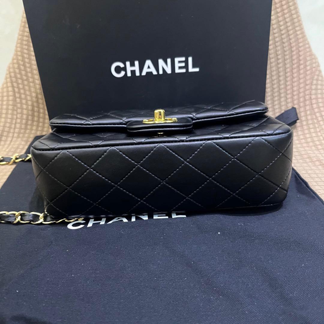 キルティングデザインのブラックレザーショルダーバッグ、ゴールド金具付き。