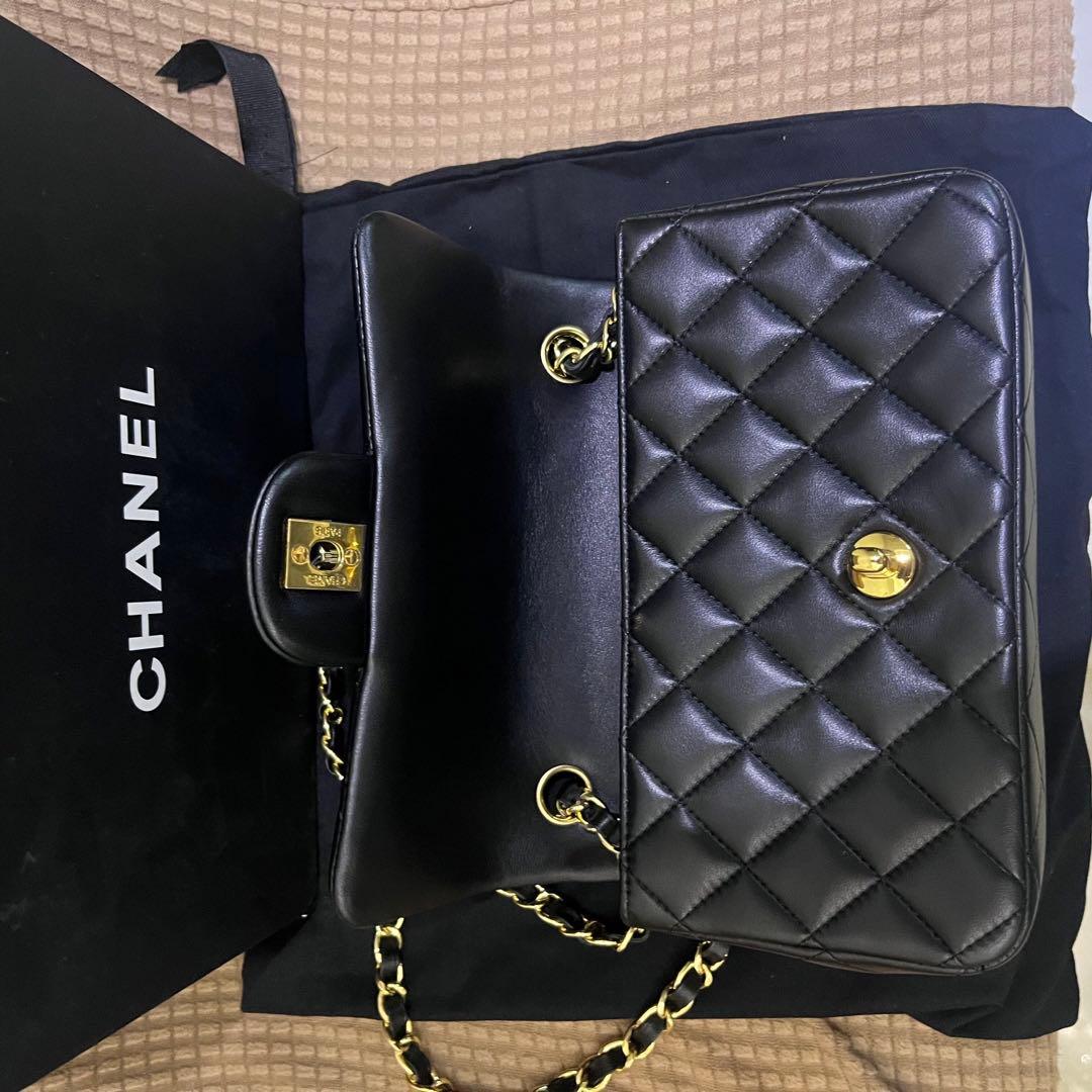 キルティングデザインのブラックレザーショルダーバッグ、ゴールド金具付き。