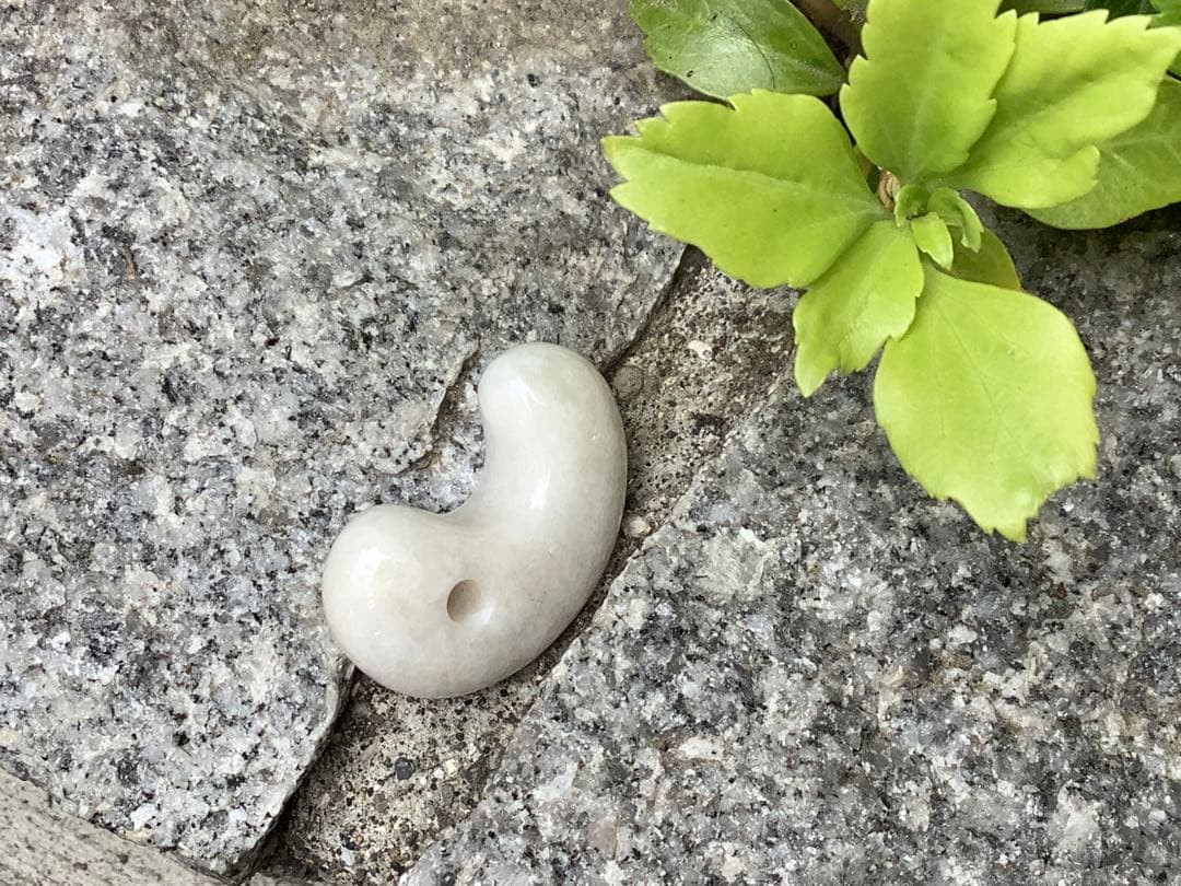 ✳白*混じり無し単色　糸魚川翡翠勾玉　本物ジェダイト　鑑別付　吉祥開運お守りに‼️