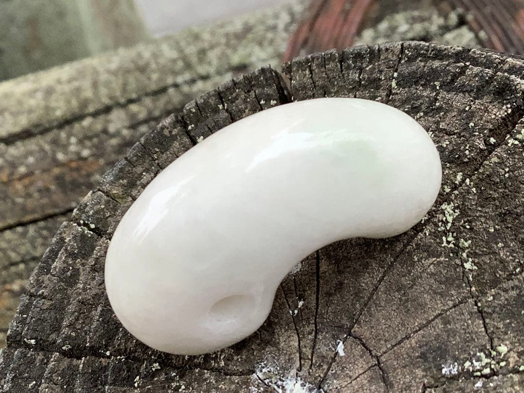 ✳白*混じり無し単色　糸魚川翡翠勾玉　本物ジェダイト　鑑別付　吉祥開運お守りに‼️