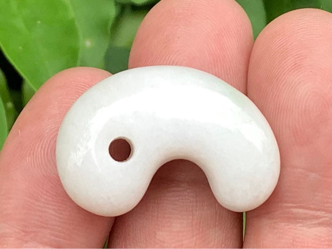 ✳白*混じり無し単色　糸魚川翡翠勾玉　本物ジェダイト　鑑別付　吉祥開運お守りに‼️