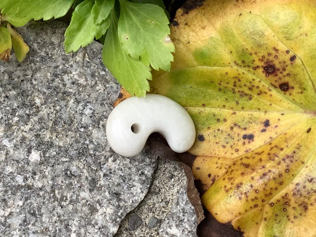 ✳白*混じり無し単色　糸魚川翡翠勾玉　本物ジェダイト　鑑別付　吉祥開運お守りに‼️