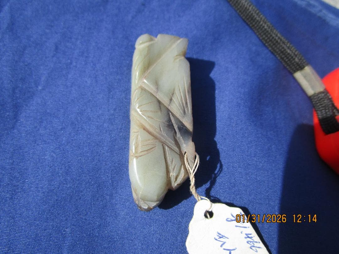 中国　玉　石細工　彫り物　根付　当時の札付き　翡翠【?】 工芸品　細工物　1個