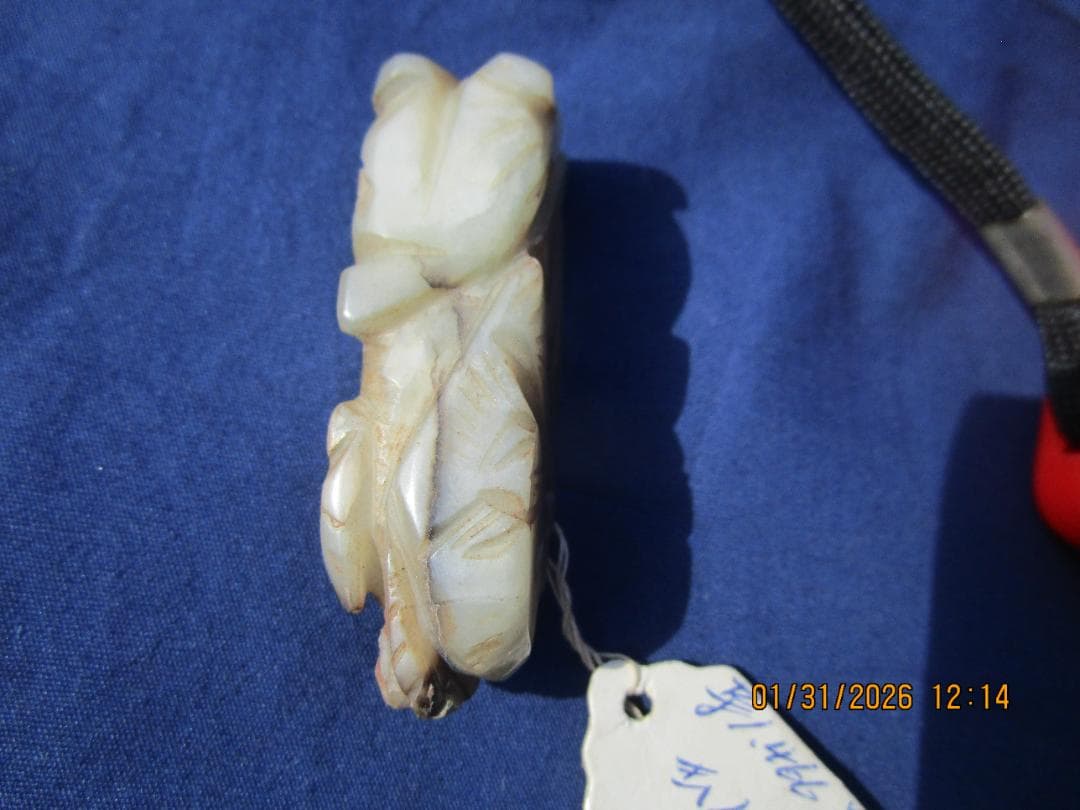 中国　玉　石細工　彫り物　根付　当時の札付き　翡翠【?】 工芸品　細工物　1個