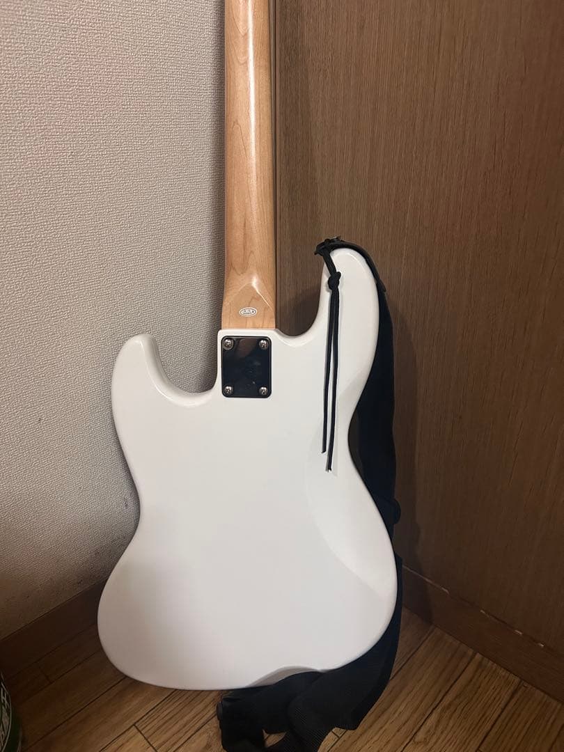 ホワイトエレキベース 4弦 ストラップ付き