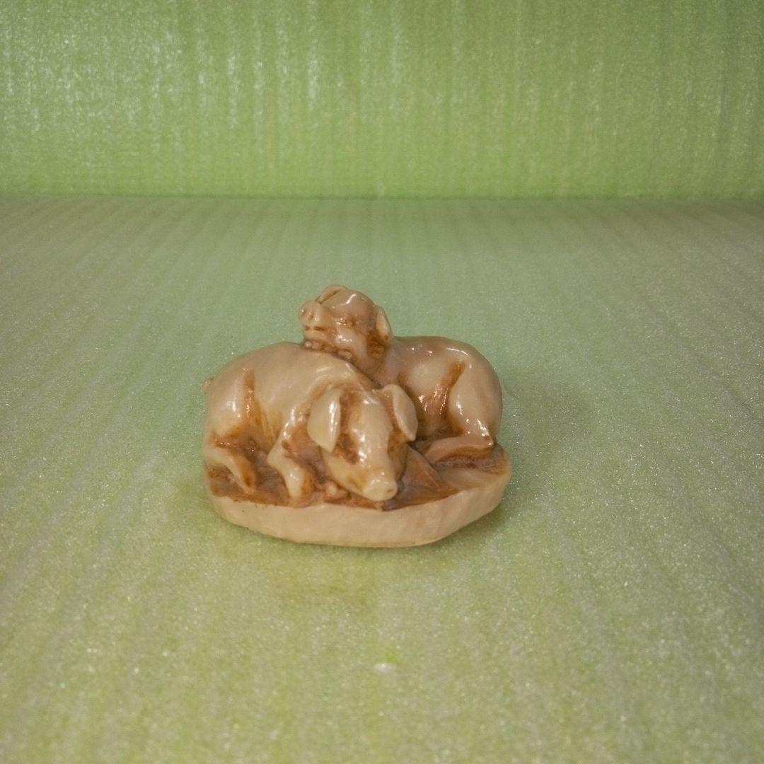 豚の置物　二匹の豚　フィギュア　オブジェ　ディスプレイ　アンティーク　レトロ