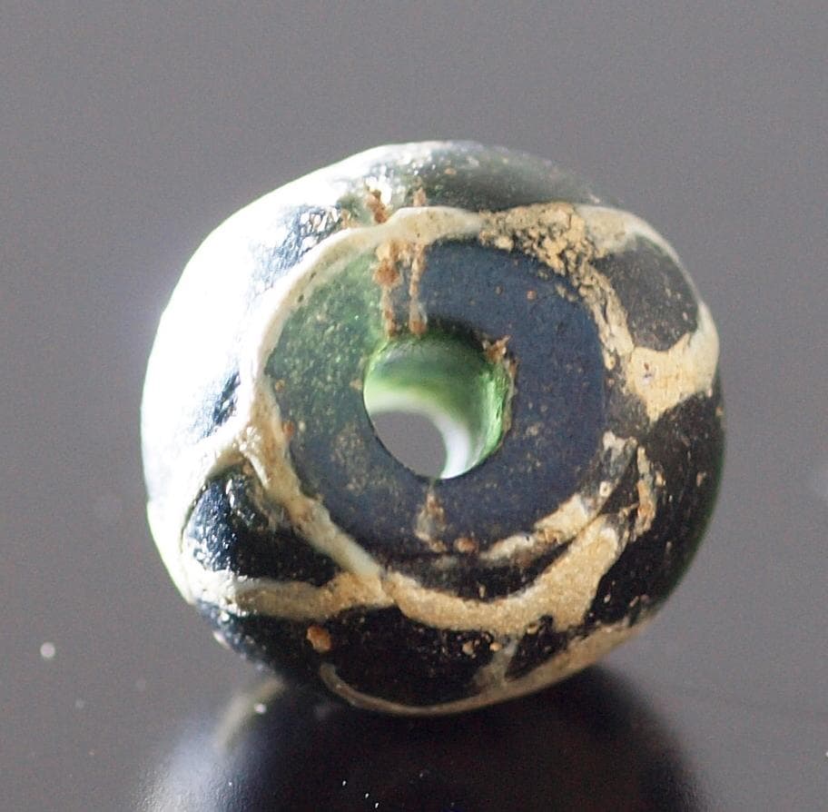 ジャワ発掘、珍しい横向き鳥マニック・ブルン　黒の胎に白で鳥・放射・Ｘ・環モチーフ