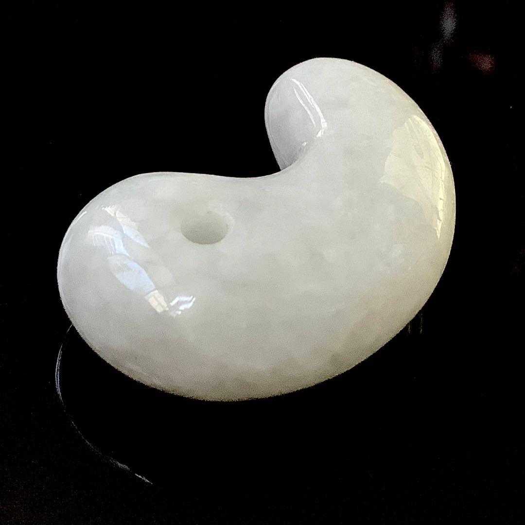 ✳️糸魚川翡翠勾玉の最高峰　アイスジェード‼️ 本物の肌目を　縁起物　鑑定鑑別…