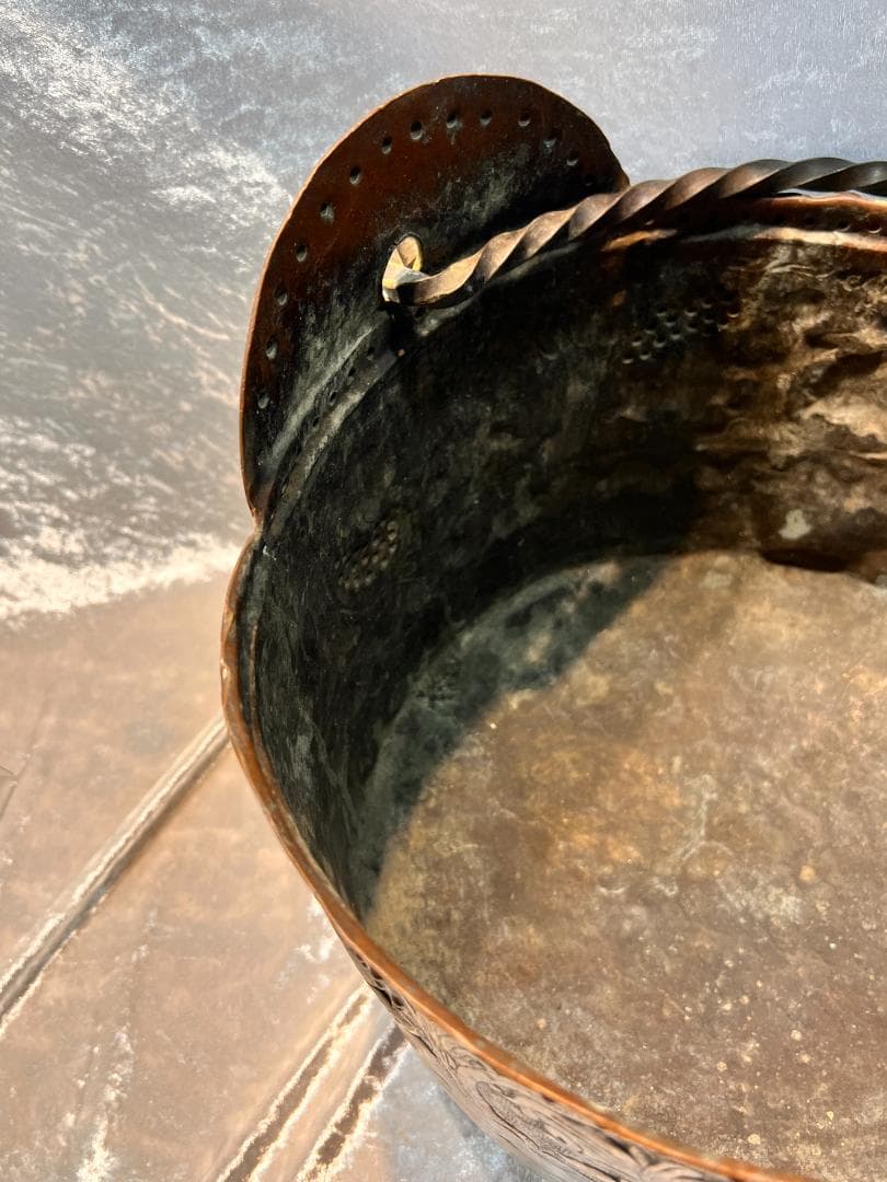 銅のバケツ　持ち手付き　ブドウの柄　打ち出し　彫り