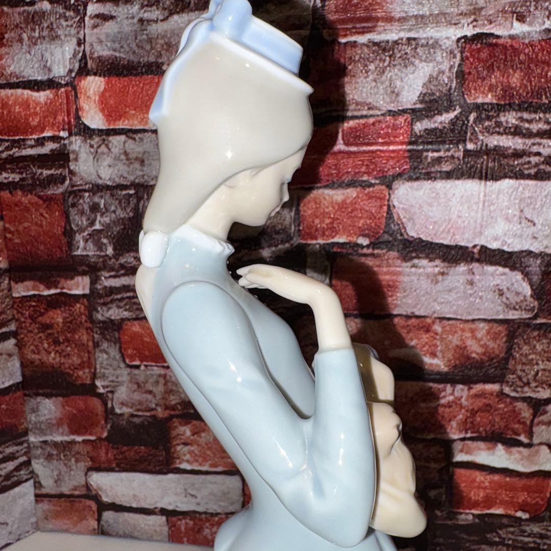 リヤドロ　犬を抱く貴婦人