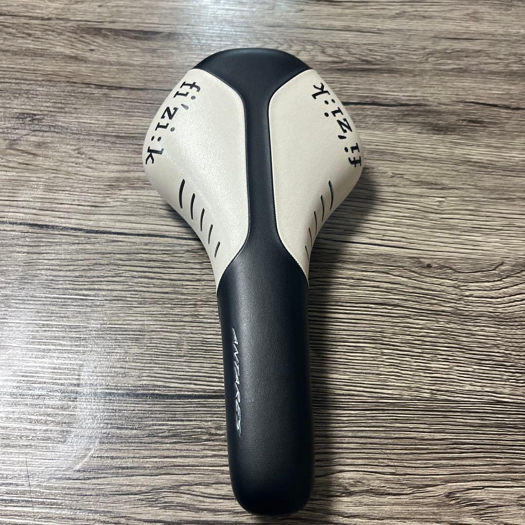 フィジーク　サドル アンタレス R1 ホワイト／ブラック