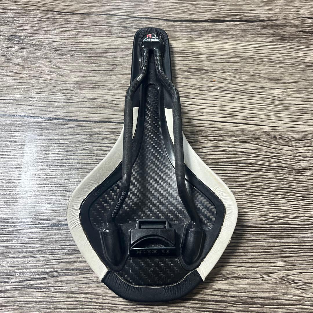 フィジーク　サドル アンタレス R1 ホワイト／ブラック