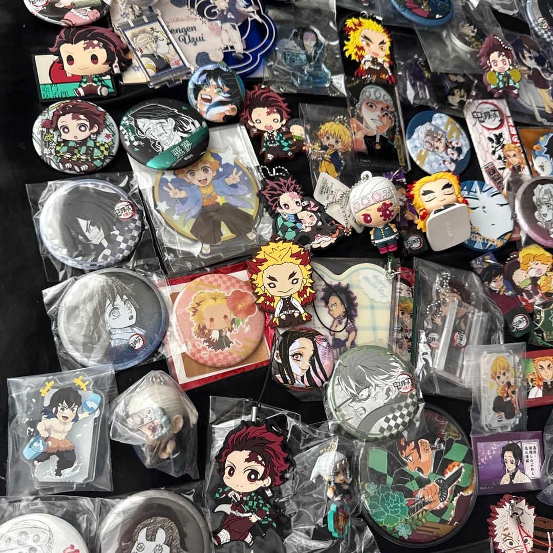鬼滅の刃　缶バッジ　ラバスト　アクリルスタンド等　約150点大量まとめ売り