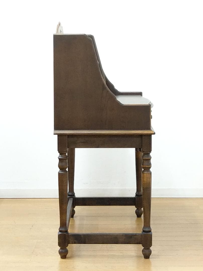 美品 英国 アンティークデザイン BRIGHTON ドレッサー 鋲打スツール