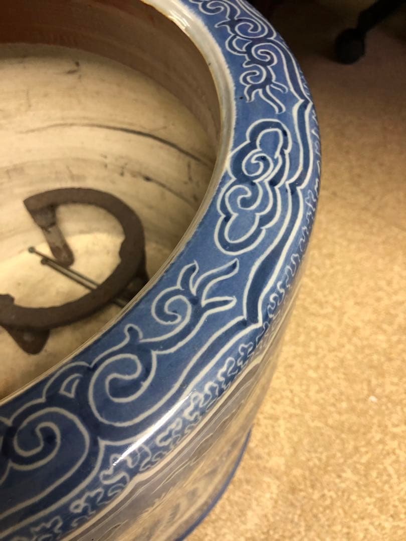 水弾きの技法を使った希少品　伊万里火鉢