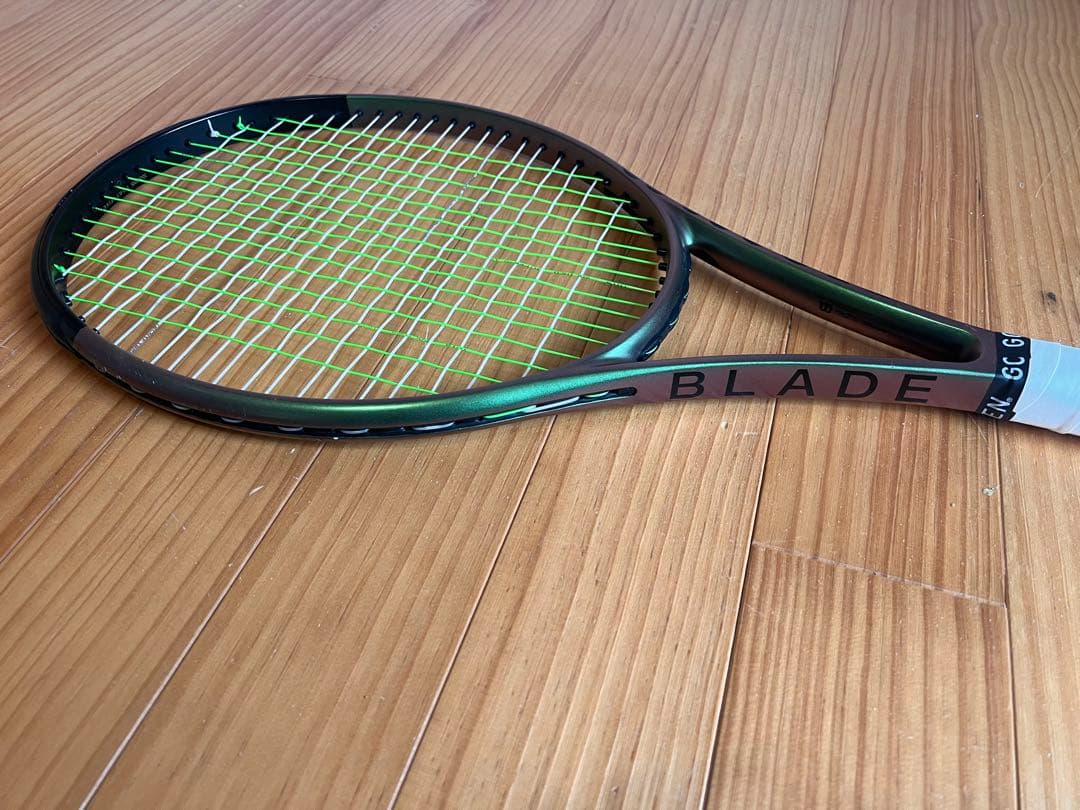 Wilson Blade V8 100 300g G2テニスラケット