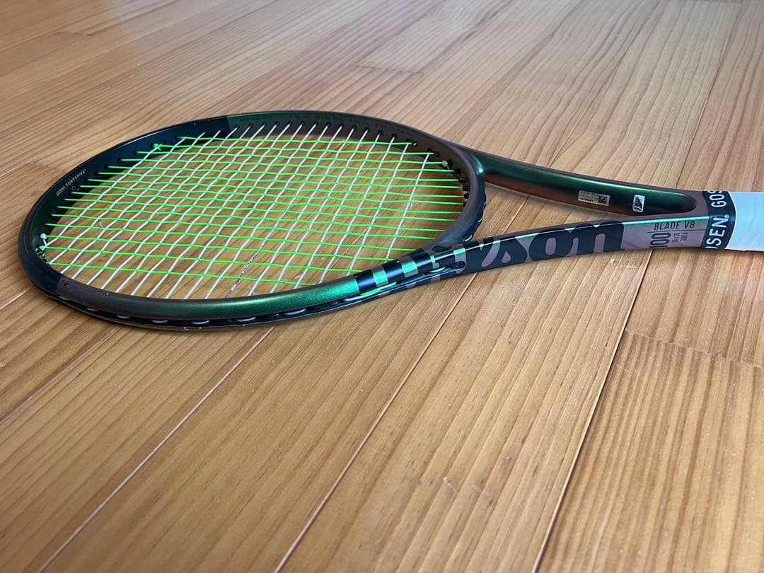 Wilson Blade V8 100 300g G2テニスラケット