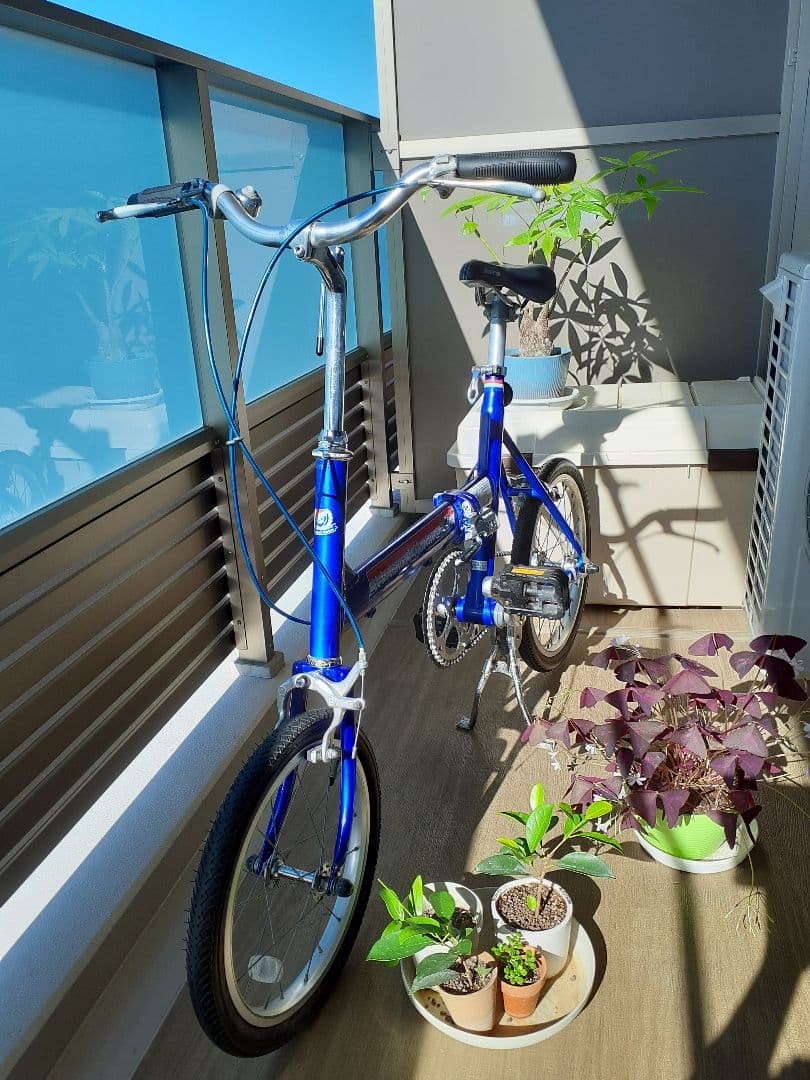 青い折りたたみ自転車