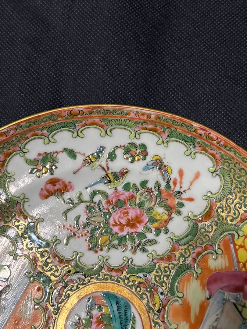 中国古美術品　清の時代　金彩粉彩人物花鳥中皿　21cm