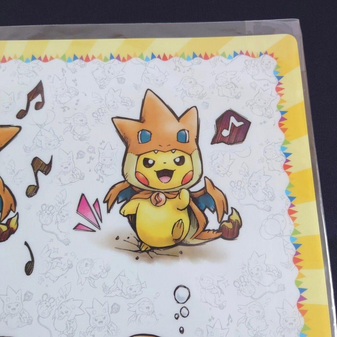 メガリザードンYのポンチョに身を包んだピカチュウ クリアポスターポケモンセンター