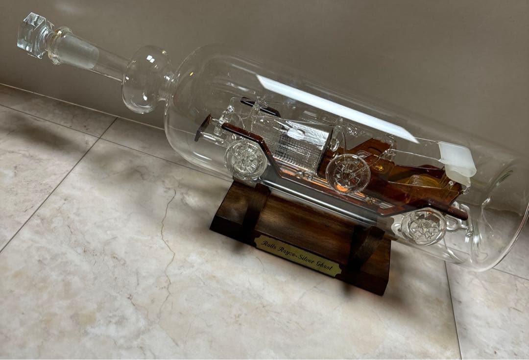 ガラスのボトルシップに入ったロールス・ロイスのガラス細工