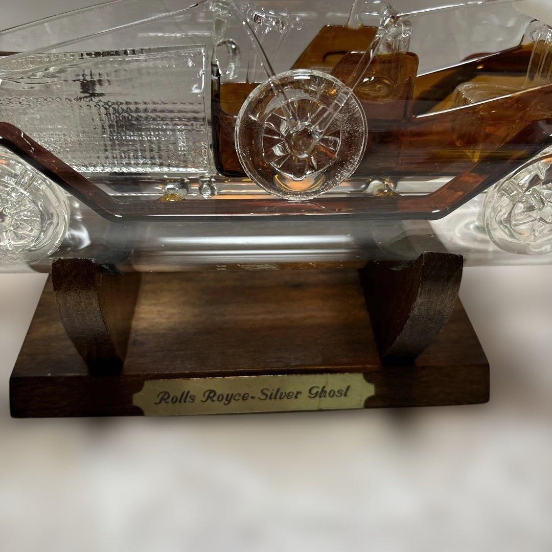 ガラスのボトルシップに入ったロールス・ロイスのガラス細工