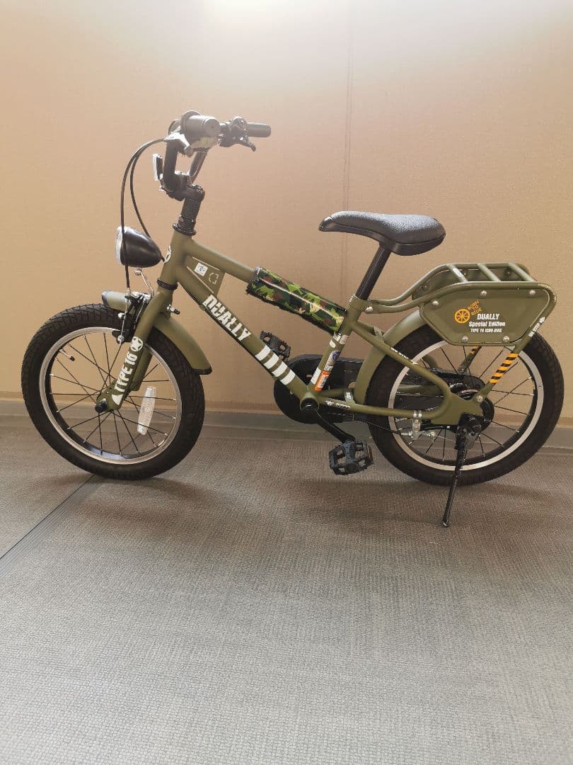 子供用自転車　16インチ　限定モデル　未使用の補助輪あり