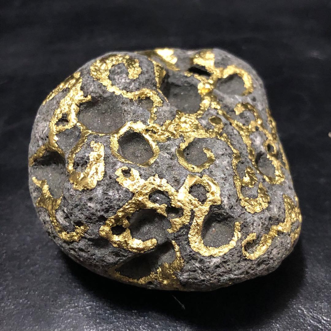 世界に1つ◼️超カッコイイまん丸な溶岩石の金彩ロックアート『オクトパシスタ』