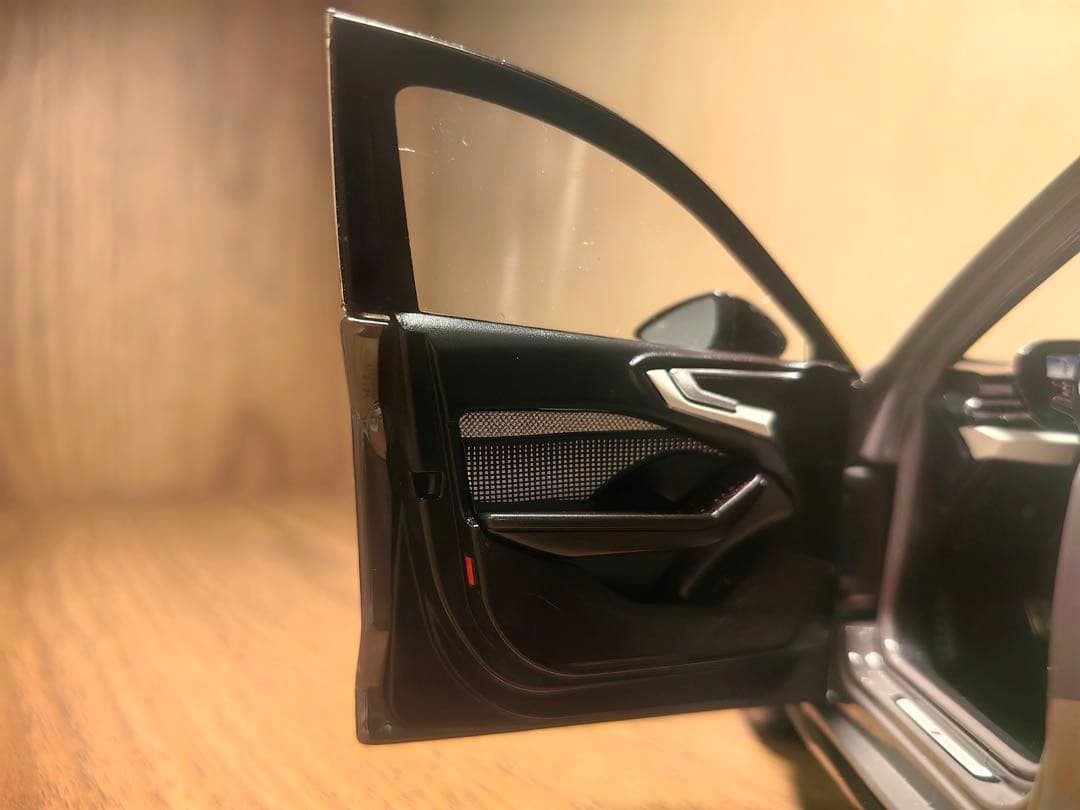 h*i様 [日本未売品・希少輸入品] 1/18 アウディA5 最新型 ディーラー