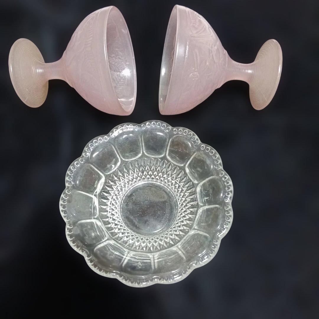 140..ピンクガラスカップ2個と透明皿のセット、絵画のモチーフ使用