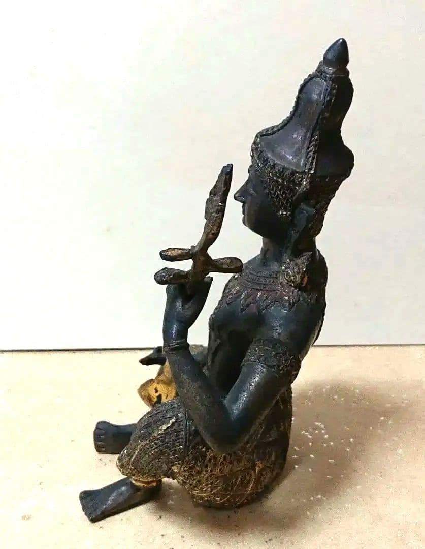 密教法具を持つチベット仏像