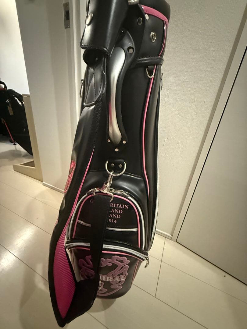 【アドミラルゴルフ】立体ロゴモノグラム 9型キャディバッグ フード付き黒ピンク