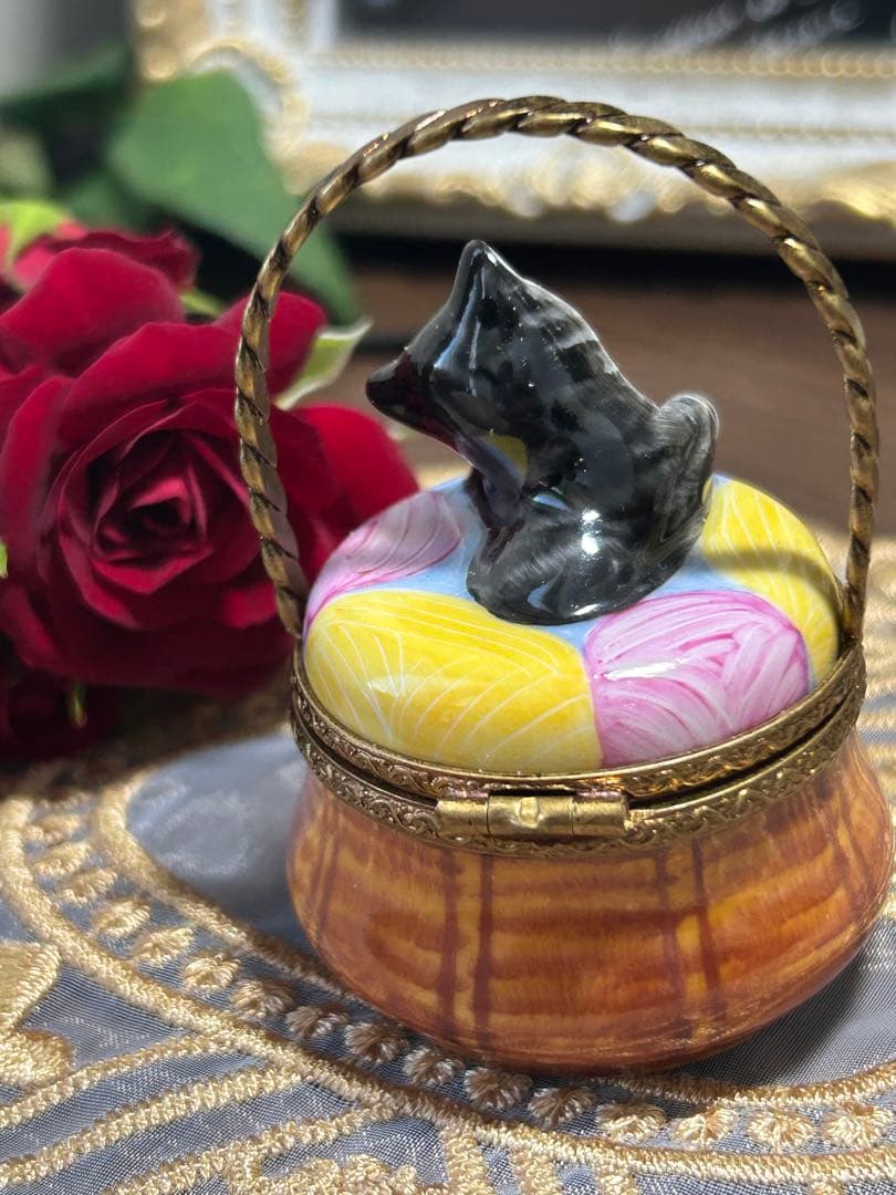 お値下げ中❣️ラスト2時間　リモージュボックス　猫ちゃん カゴの猫　小物入れ