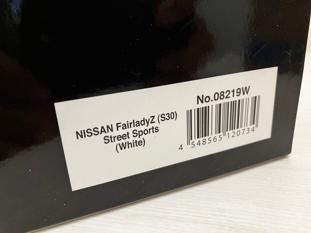 1/18京商 日産　フェアレディZ S30 左ミラーは欠品です。