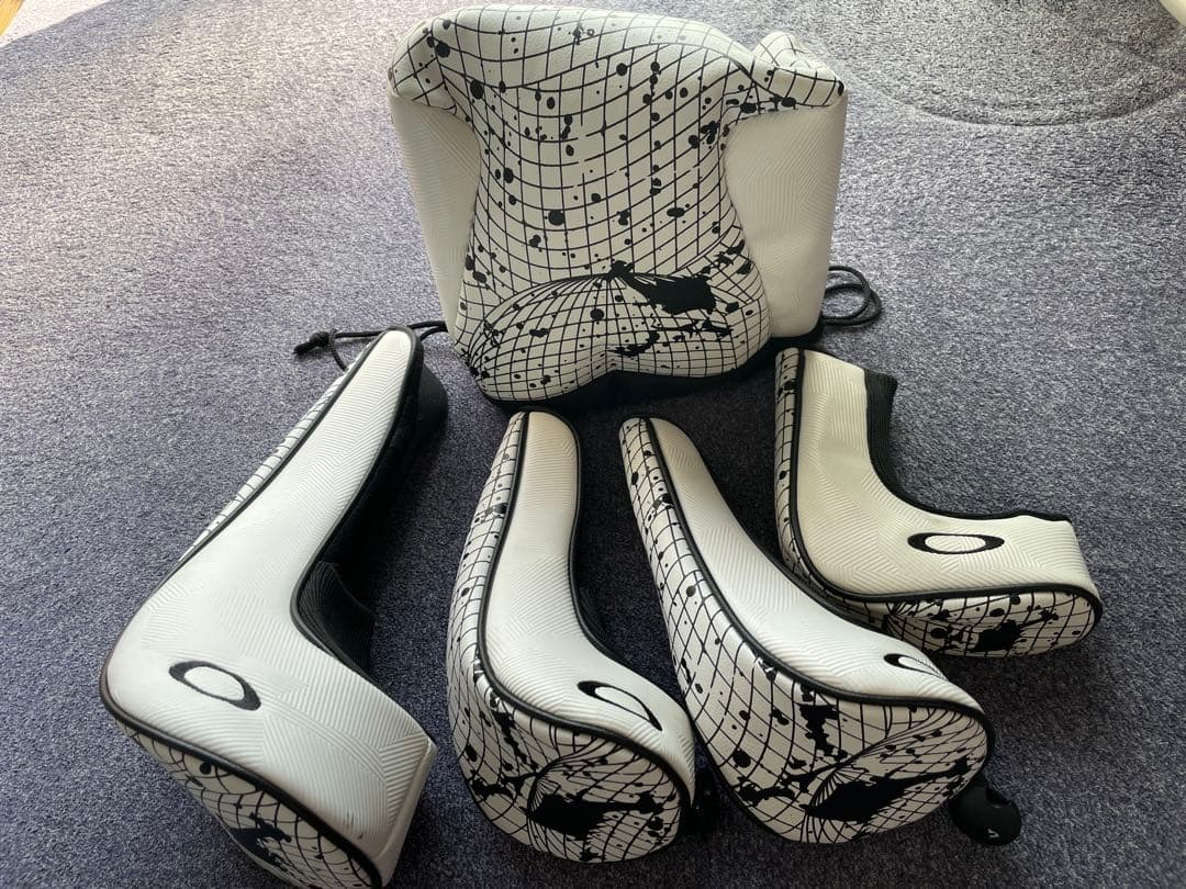 Oakley キャディバッグ とヘッドカバー